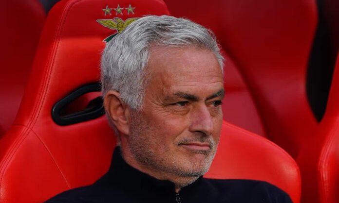 José Mourinho sonriendo en el banquillo del Benfica.
