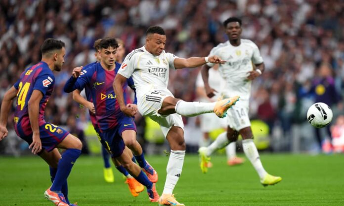 Kylian Mbappé, pateando un balón durante el partido contra el Barça de la primera vuelta de esta Liga.