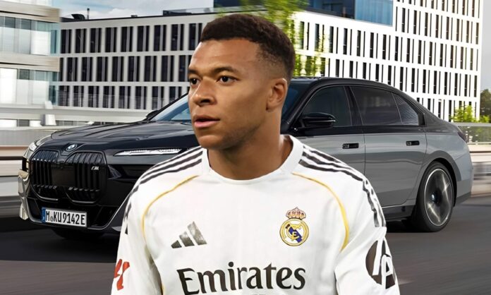 Kylian Mbappé y su coche BMW.