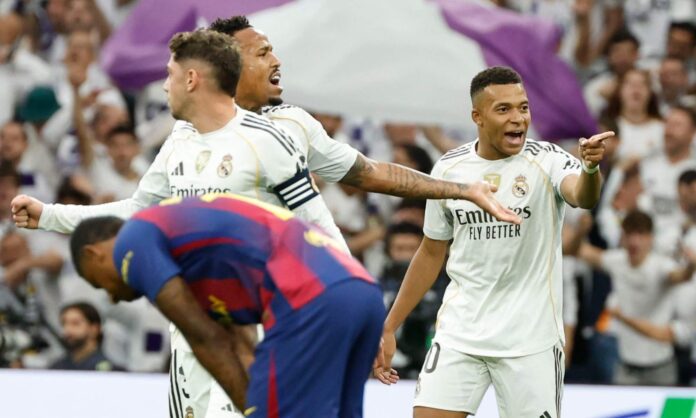Kylian Mbappé, celebrando un gol contra el Barça en octubre del año pasado, en el partido de la primera vuelta de la Liga, en presencia de sus compañeros Éder Militao y Fede Valverde.