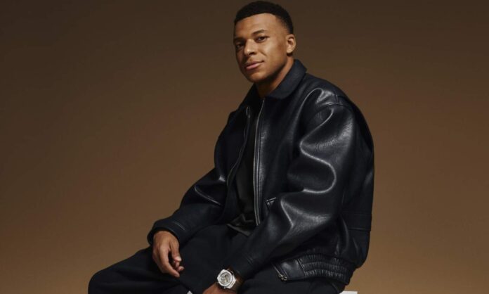 Kylian Mbappé presume de un reloj de edición especial y limitada con Hublot, con la que colabora desde 2018.