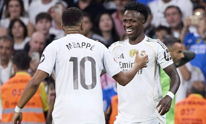 Kylian Mbappé y Vinicius Junior, celebrando un gol en un partido del Real Madrid durante esta temporada.