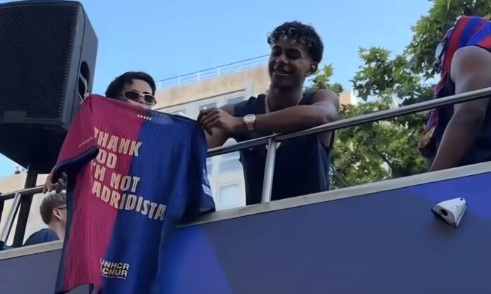 Lamine Yamal ha sorprendido con una camiseta en referencia al Real Madrid durante la celebración de Liga de los culés.