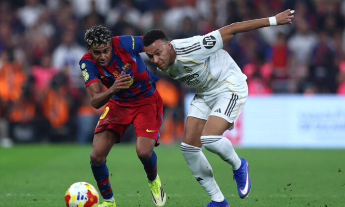Lamine Yamal y Kylian Mbappé, peleando por un balón durante el último encuentro entre el Barcelona y el Real Madrid.