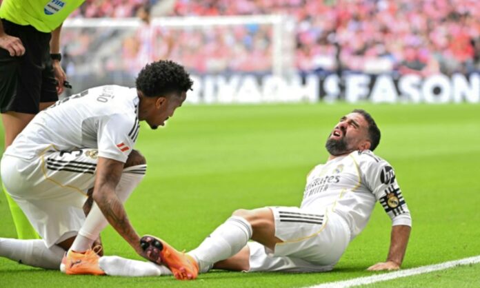 Dani Carvajal lesionado en un partido del Real Madrid.