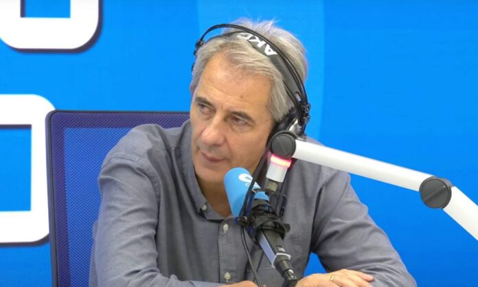Manolo Lama hablando en una tertulia de COPE. 