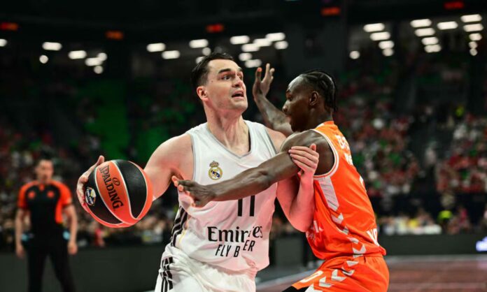 Mario Hezonja, conduciendo la pelota en una acción ofensiva durante el partido de esta noche entre Real Madrid y Valencia Basket.