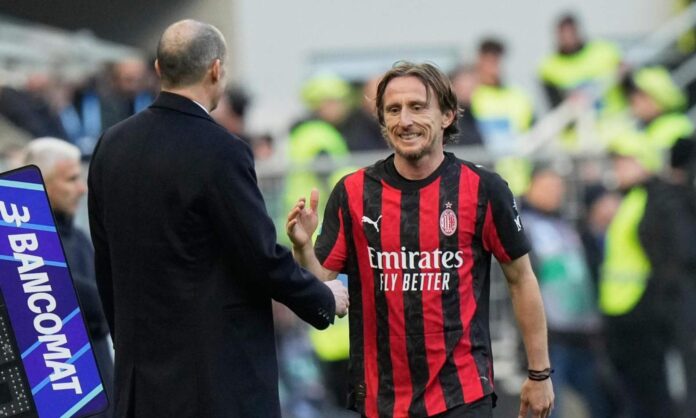 Massimiliano Allegri y Luka Modric, chocándose las manos en un partido del Milan durante esta campaña.