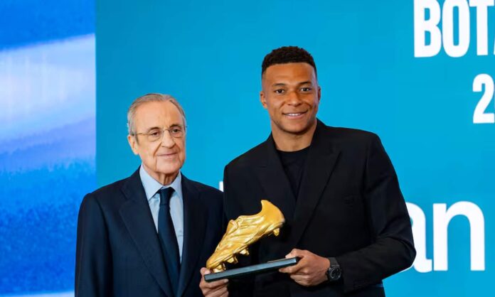 Florentino Pérez y Kylian Mbappé con la Bota de Oro.
