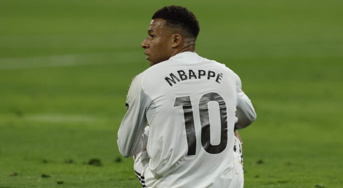 Las molestias de Mbappé llegaron después de saber que iba a ser suplente