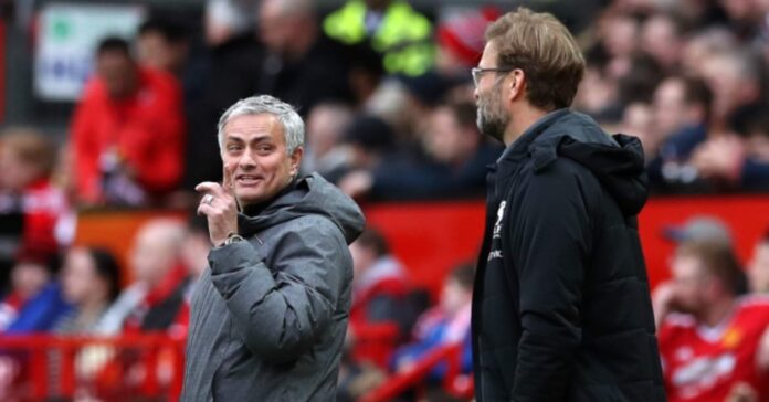 José Mourinho y Jürgen Klopp, hablando durante un partido en el que ambos coincidieron dirigiendo a sus equipos.