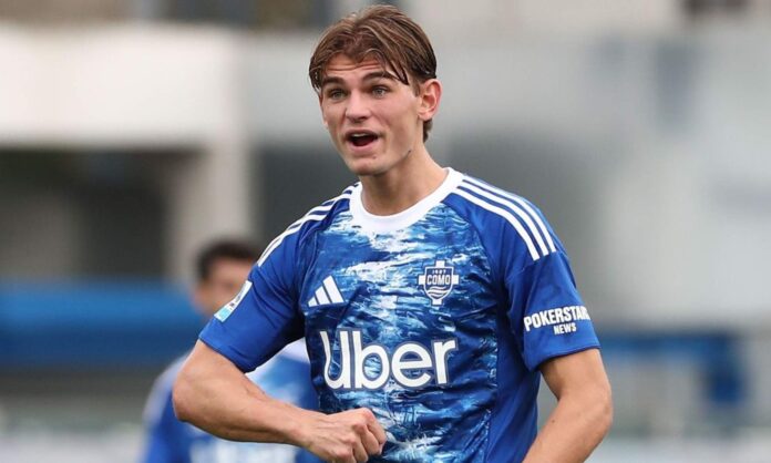 Nico Paz, en un partido con el Como durante esta temporada.