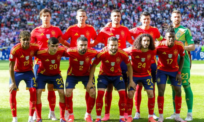 Once titular de la Selección española durante un partido de la Eurocopa de 2024, con dos madridistas: Dani Carvajal y Nacho Fernández.