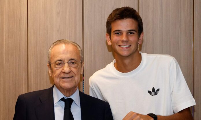 Florentino Pérez y Rafa Jódar posando con una camiseta de baloncesto.