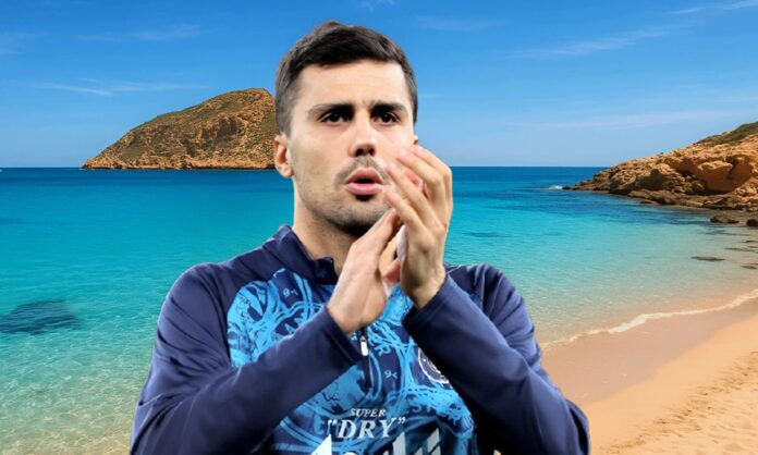 Rodri Hernández y una playa de Ibiza con agua cristalina.