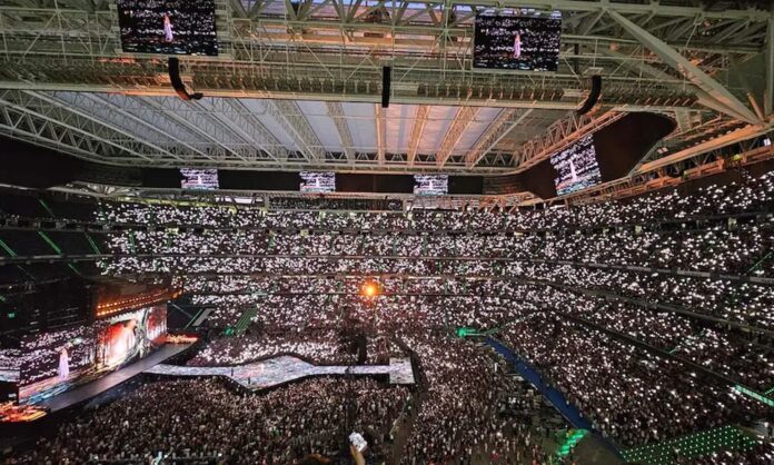 Un concierto en el Santiago Bernabéu con el estadio lleno. 