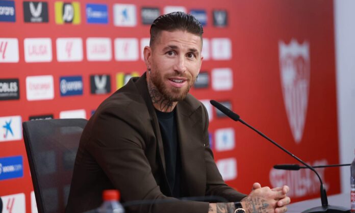 Sergio Ramos dando una rueda de prensa con el Sevilla. 
