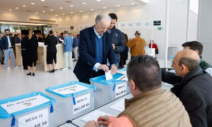 El Real Madrid se someterá a un proceso electoral después de que hayan sido aceptadas las candidaturas de Florentino Pérez y Enrique Riquelme.