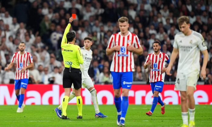 Fede Valverde acabó expulsado en el último derbi entre Real Madrid y Atlético en el Santiago Bernabéu.