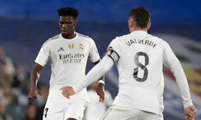 Aurélien Tchouaméni y Fede Valverde jugando un partido con el Real Madrid.
