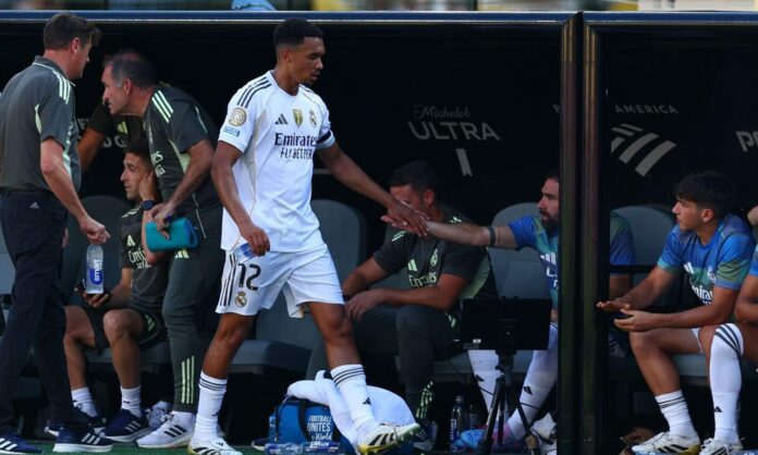 Trent Alexander-Arnold y Dani Carvajal jugando un partido con el Real Madrid.