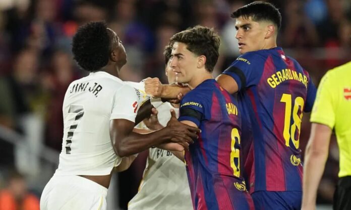 Vinicius Junior, teniendo sus más y sus menos con Gerard Martín en el Clásico de esta noche en Barcelona.