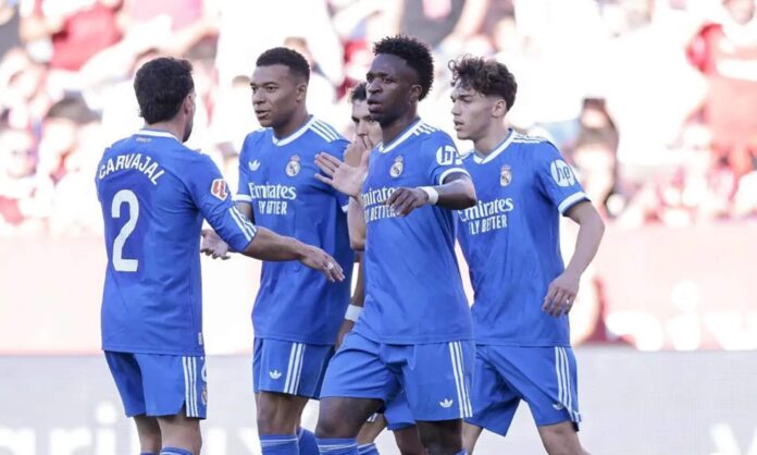 Vinicius Junior, celebrando su gol con varios de sus compañeros, ha recibido el lanzamiento de una botella por parte de la grada del Sevilla.