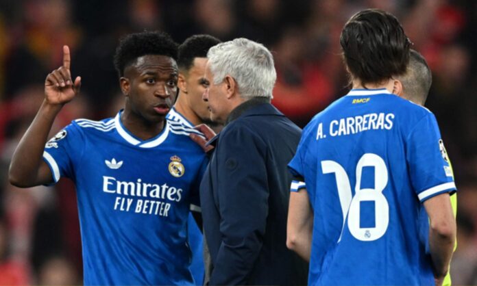 José Mourinho, hablando con Vinicius Junior durante un partido entre el Benfica y el Real Madrid en la presente edición de Champions.