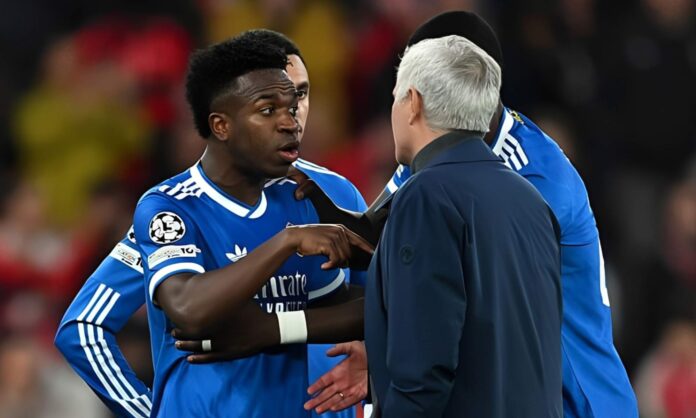Vinícius Júnior y José Mourinho durante el Benfica - Real Madrid.