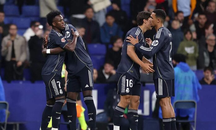Vinicius Junior, Antonio Rüdiger, Gonzalo García y Trent Alexander-Arnold, celebrando uno de los dos goles del Madrid en Cornellá ante el Espanyol.