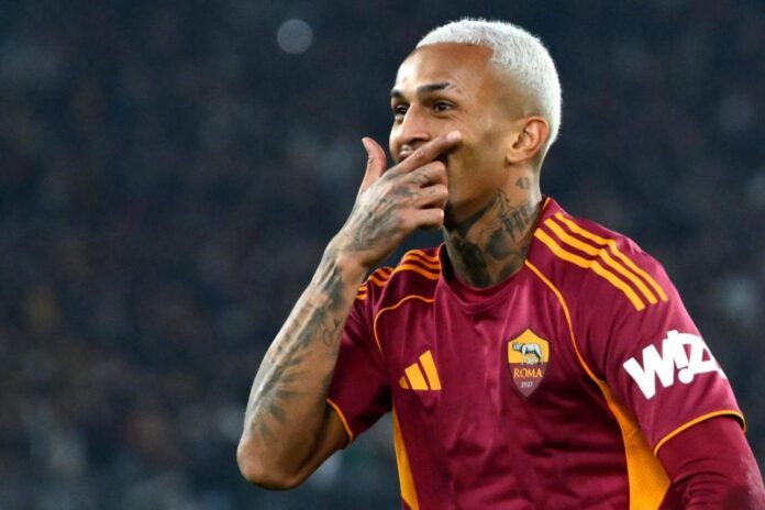 Wesley celebrando un gol con la Roma. 