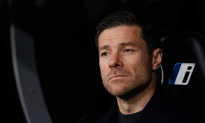 Xabi Alonso sentado en el banquillo del Real Madrid.