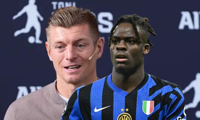 Toni Kroos señala al central que le impresiona: “Yann Bisseck es muy bueno, tiene una presencia imponente y no quieres medirte a él”

