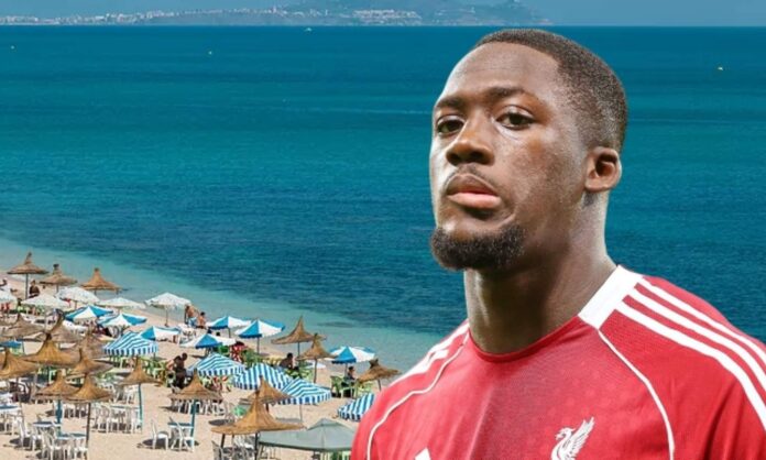 El refugio de Ibrahima Konaté con vistas al Mediterráneo: playas de lujo con arena dorada y a 20 minutos de una Medina que es Patrimonio de la Humanidad

