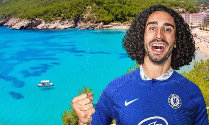 La isla donde descansa Cucurella todos los veranos: 70 playas, 210 kilómetros de costa y un castillo declarado Patrimonio de la Humanidad por la UNESCO

