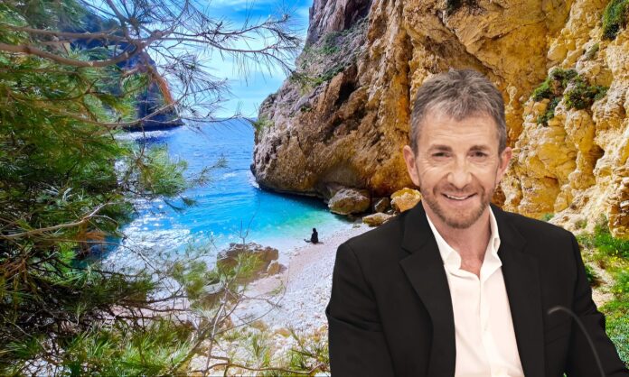 La playa donde desconecta Pablo Motos: 900 metros de aguas cristalinas, rodeada de casas de estilo mediterráneo e ideal para practicar snorkel

