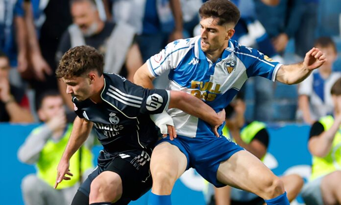 El árbitro tumba al Castilla y el Sabadell jugará la final por el ascenso a Segunda

