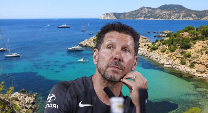 La playa donde desconecta Diego Simeone: 150 metros de arena en el interior, junto a un acantilado con vistas y a los pies de una iglesia de 1958

