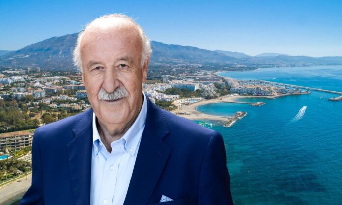 El pueblo español donde desconecta Vicente del Bosque: 35.000 habitantes, playas con Bandera Azul y una basílica de más de 1.500 años de historia

